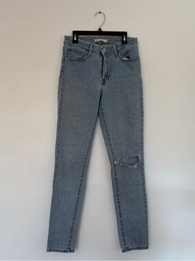 Women's Levi's light wash 721 high rise skinny jeans. S 27